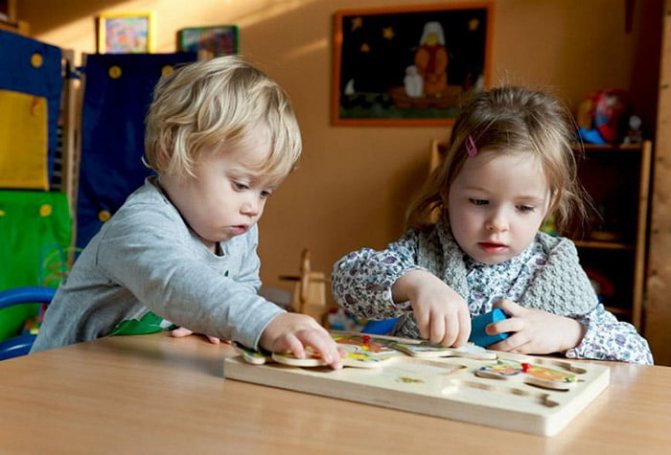 Дети с развивающими играми